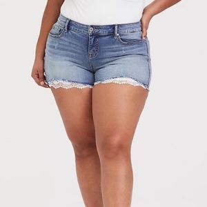 SKINNY SHORT SHORT - VINTAGE STRETCH MEDIUM WASH WITH LACE